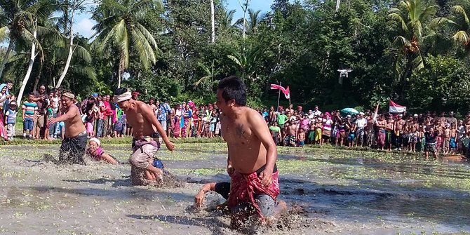 Cara unik bangkitkan pertanian, pasutri mandi lumpur di sawah