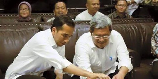tuangkan air minum ke gelas aher rev1