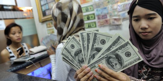 Rupiah bergerak melemah, nyaris sentuh level Rp 14.000 per USD