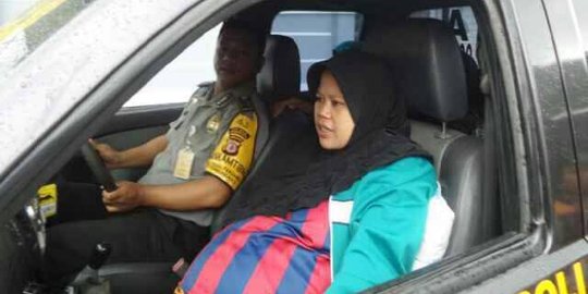 Ditelepon warga, mobil patroli polisi ini mendadak jadi 'ambulans'