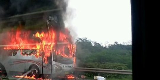 Bus Budiman terbakar hebat di Tol Cipularang, lalu lintas tersendat
