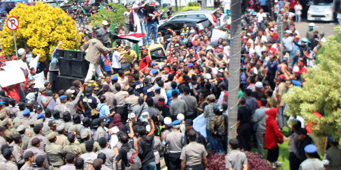 Bentrok dengan polisi, puluhan pendemo dilarikan ke rumah sakit