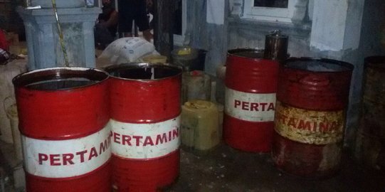 Rumah polisi jadi penampungan 7 ribu liter minyak tanah ilegal