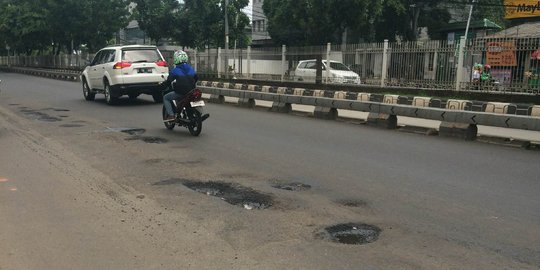 Awas, ada 5 lubang besar di Jalan Panjang Jakbar bahayakan pemotor