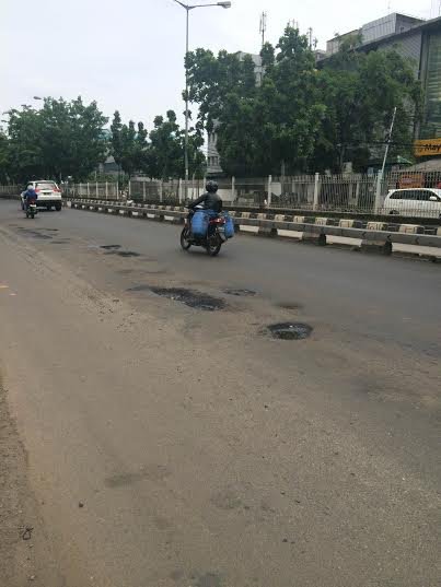 lubang di tengah jalan panjang jakarta barat bahayakan pemotor