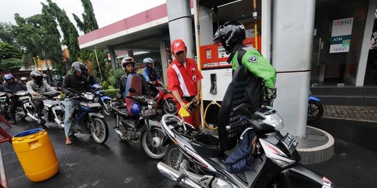 Turunnya harga BBM buat stok di SPBU Padang kosong