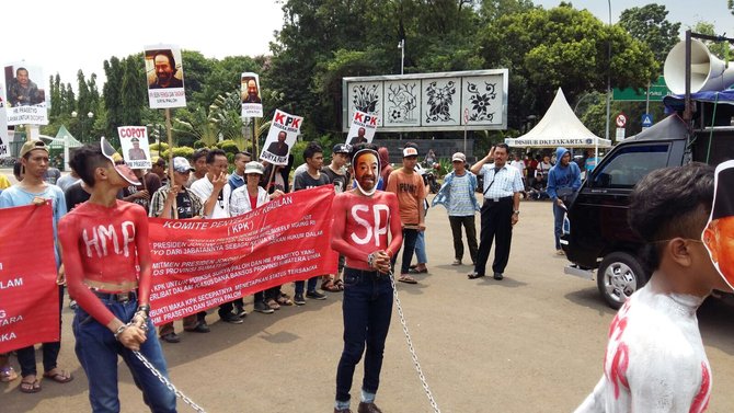 puluhan massa demo depan istana tuntut jokowi copot jaksa agung dan adili surya paloh