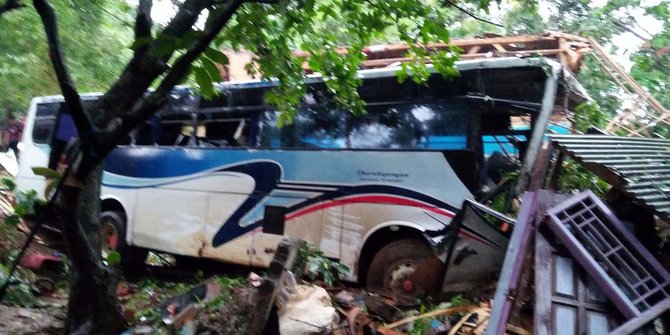 Bus rombongan keluarga tabrak rumah warga, 21 penumpang luka-luka