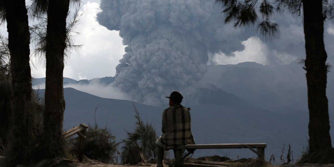 Ini penampakan erupsi dahsyat Bromo yang memikat wisatawan