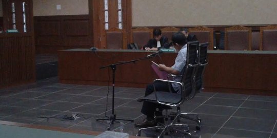 Bacakan pledoi, mantan Hakim PTUN Medan menangis akui terima suap
