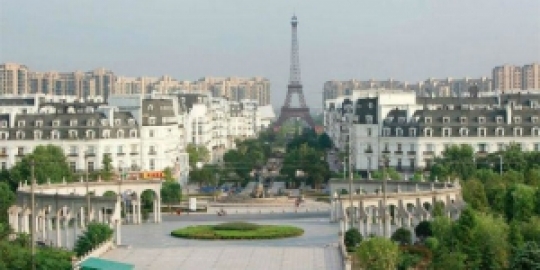 Menara Eiffel Bisa Dinikmati dari Tiongkok