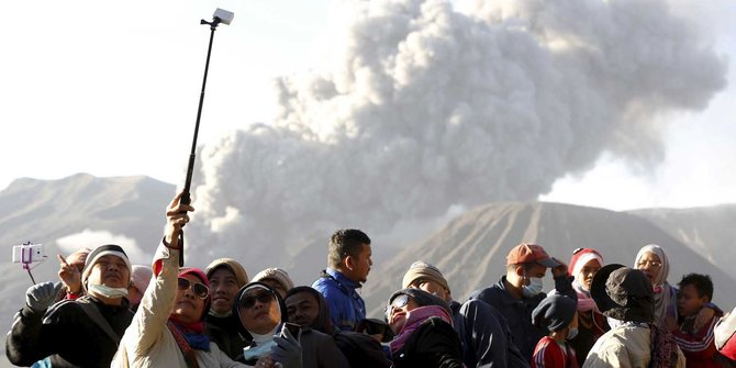 Antusias wisatawan selfie di dekat erupsi Gunung Bromo