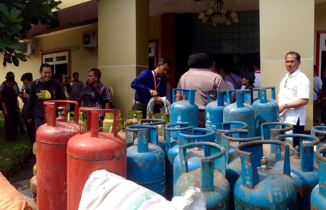 polisi gerebek lokasi pengoplosan gas di medan