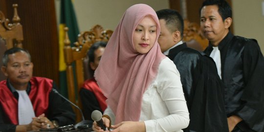 Cantiknya Angelina Sondakh berhijab di sidang Nazaruddin