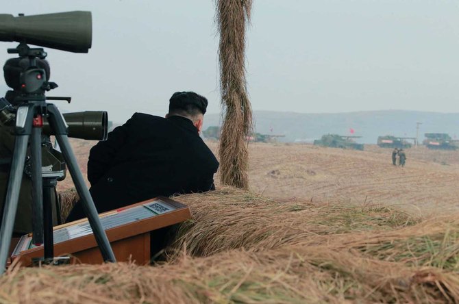 kim jong un pantau latihan militer korut