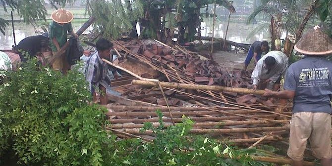 Puting beliung sapu puluhan rumah warga di Cilacap