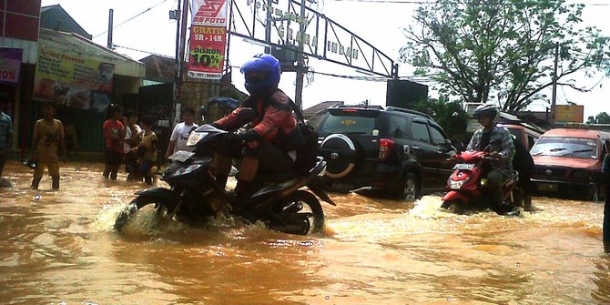 Bogor hujan, warga di bantaran Kali Bekasi siaga 1 banjir