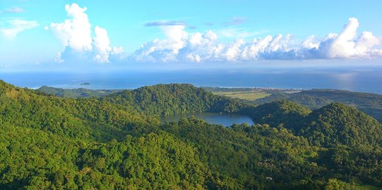 Menantang ombak laut Jawa menuju pulau Bawean