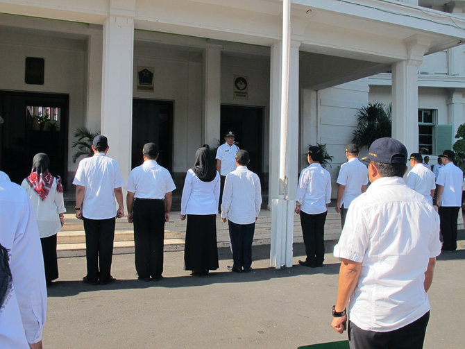 aparatur sipil negara di malang berseragam kemeja putih