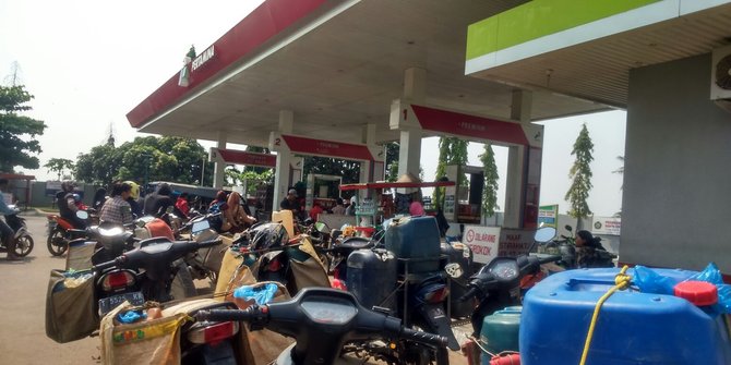 Harga BBM turun tapi langka di Karawang, warga terpaksa antre