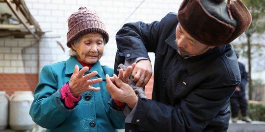 Pria sepuh lamar nenek 98 tahun dengan cincin Rp 55,5 juta