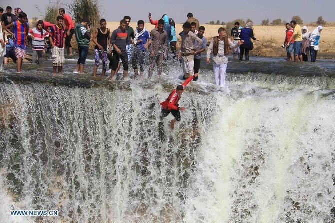 air terjun di wadi el rayan mesir