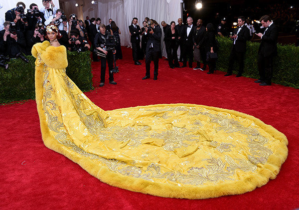 gaun kuning rihanna di met gala 2015