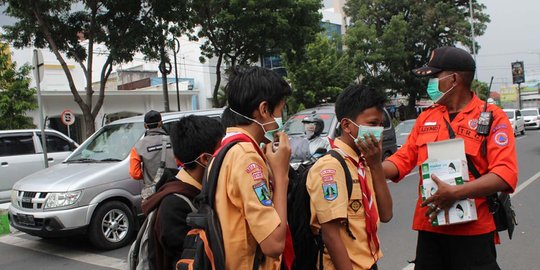 Debu vulkanik Bromo guyur Malang, BPBD bagikan ribuan masker