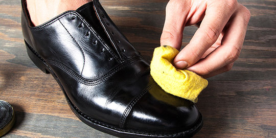 Cara menyemir sepatu