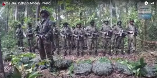 Salut, satu regu tentara praktikkan cara salat di tengah perang