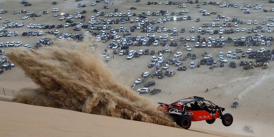 Serunya balapan drag race di gurun Abu Dhabi