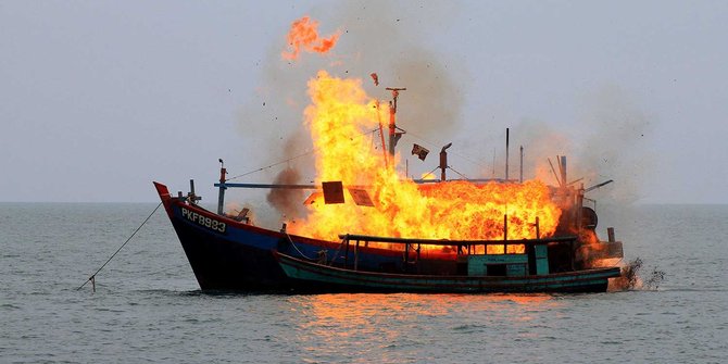 Curi ikan di perairan Indonesia, tiga kapal nelayan Malaysia dibakar