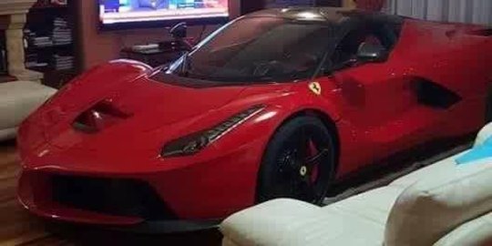 Terlalu sayang, pria ini parkir LaFerrari di dalam rumah!