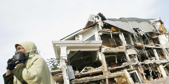 kaki sendiri saat ketiban beton akibat gempa rev2