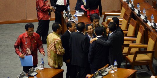Paripurna pelantikan Ade Komarudin gaduh, Kubu Agung Laksono menolak