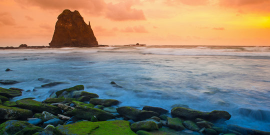 Tak perlu ke Bali, Jawa punya deretan pantai eksotis & murah meriah