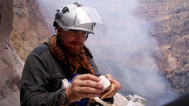 bradley ambrose memasak di atas kawah