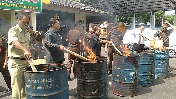 pemusnahan televisi rakitan di karanganyar