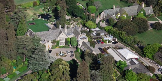 Playboy mansion dijual, lengkap dengan Hugh Hefner di dalamnya