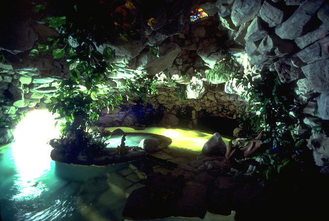 grotto di playboy mansion