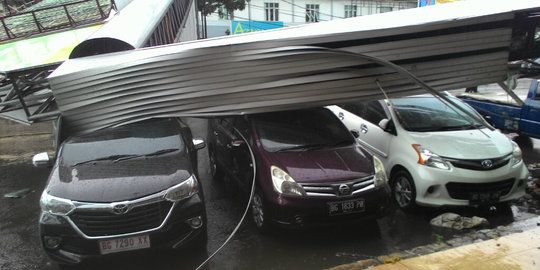 Papan reklame raksasa roboh timpa 3 mobil di Palembang