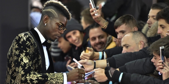 Pogba tanda tangani jersey Barcelona