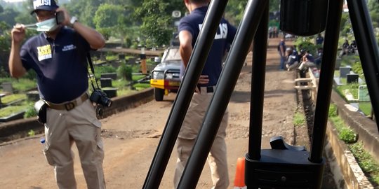 Pembongkaran makam Allya digelar tertutup, keluarga ikut menyaksikan