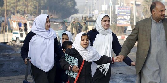 Kepanikan anak sekolah Afghanistan kabur dari baku tembak