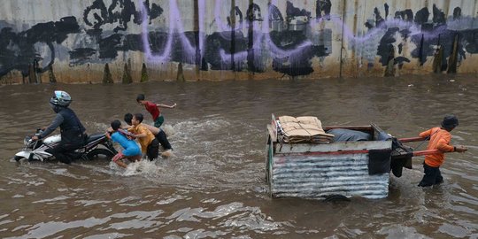 Banjir hampir 1 meter lumpuhkan akses kolong tol Meruya