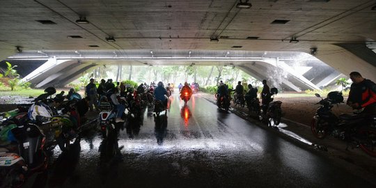 Hujan lebat paksa pemotor berteduh di kolong jembatan Semanggi