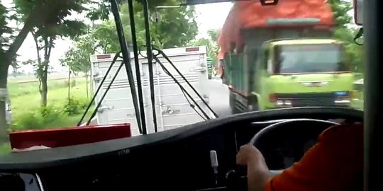 [Video] Sopir bus ini emosi gara-gara kesulitan salip mobil box