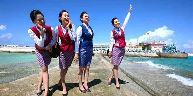 Intip pramugari cantik rayakan bandara baru di Laut China Selatan