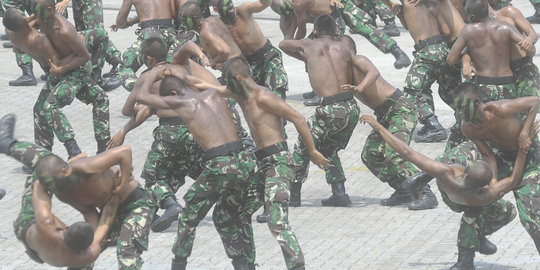 Keberingasan TNI hajar bocah sampai polisi