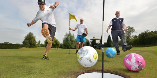 Lupakan golf, kini ada permainan footgolf yang lebih menyenangkan